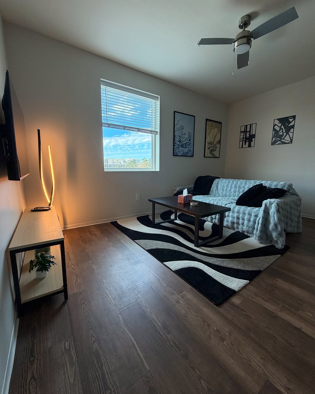 Minimalist, modern, made for you \u26a1\ufe0f\nOur spacious 3x3 speaks for itself.\n\nTour NINE31 to be entered to win a $750 Delta gift card to fund your dream vacation \ud83d\udeeb\n\nSchedule yours at the link in our bio \ud83d\udcf2\n\n