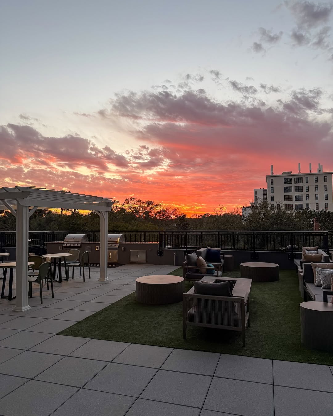 Don't let the sun set without knowing where you're living this Fall \ud83c\udf06\n\nApplication fees waived for the next 7\ufe0f\u20e3 people to sign a lease at NINE31\n\n
